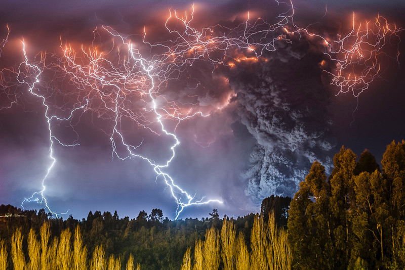 Illustration for article titled Stunning photos of colossal lightning in massive volcano eruption